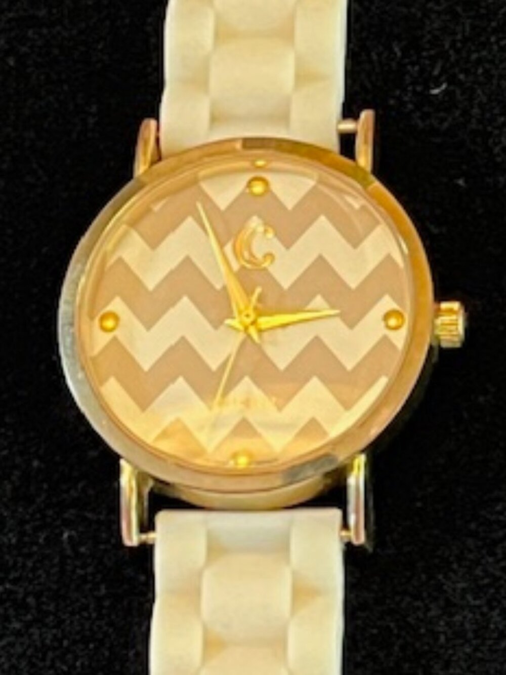 CHARMING CHARLIE | Chevron Zig Zag with Ivory White Band-NEW Battery